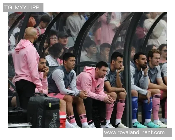 足球明星半脸合照展现独特魅力与风采引发球迷热议与期待 足球明星半脸合照展现独特魅力与风采引发球迷热议与期待